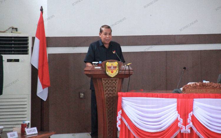 Juru bicara Fraksi Golkar DPRD Gunung Mas Punding S Merang saat menyampaikan pandangan fraksinya. (FOTO: IST)