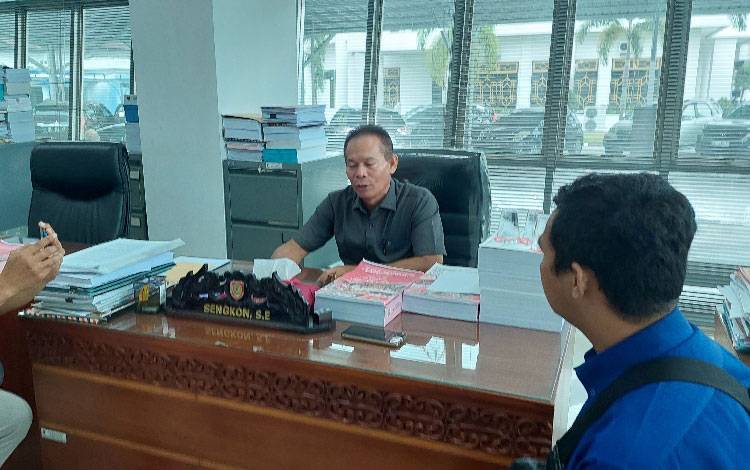  Anggota DPRD Kalteng, Sengkon ketika diwawancarai awak media di ruang kerjanya. (FOTO: DONNY D)