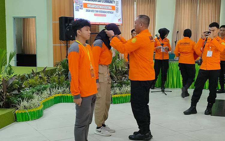 Kepala Kantor Pertolongan dan Pencarian Palangka Raya Anak Agung Alit Supartana saat mengalungkan tanda peserta pelatihan (FOTO: PATHUR)
