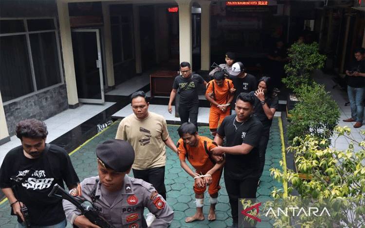 Personel Satreskrim Polres Sukabumi Kota saat menggiring dua pemuda yang diduga pelaku pembunuhan sopir taksi daring. ANTARA/Aditya Rohman