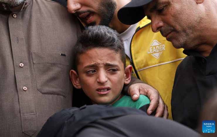 Seorang anak laki-laki menangisi para korban konflik Palestina-Israel di Kota Khan Younis di Jalur Gaza bagian selatan, Minggu (12/11/2023). Kantor media pemerintah di Gaza pada Minggu mengumumkan bahwa korban jiwa akibat serangan Israel mencapai 11.180 orang, termasuk hampir 8.000 anak dan perempuan, sementara 28.000 orang mengalami luka. ANTARA/Rizek Abdeljawad/Xinhua/tm