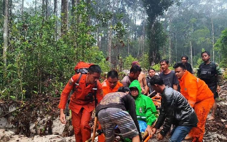 Tim gabungan SAR saat mengevakuasi Sinar menuju ke RS Tumbang Talaken. (FOTO: Kantor Pertolongan dan Pencarian Basarnas Palangka Raya)
