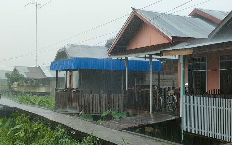 Kondisi hujan saat mengguyur permukiman Jalan Mendawai Palangka Raya. (FOTO: PATHUR)