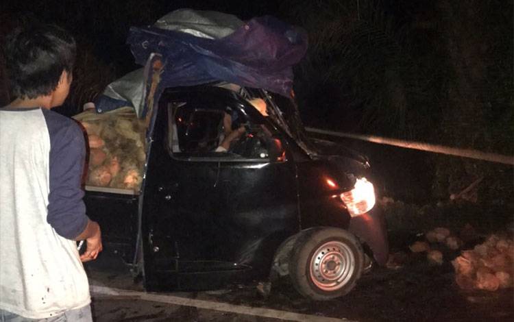 Mobil pikap yang mengangkut buah kelapa sawit saat mengalami laka tunggal di Jalan HM Arsyad Km 3 Sampit. (FOTO: IST)