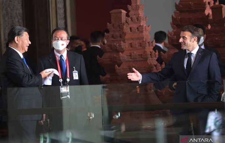 Arsip - Presiden China Xi Jinping (kiri) berbincang dengan Presiden Prancis Emmanuel Macron (kanan) sebelum mengikuti sesi pembukaan KTT G20 Indonesia 2022 di Nusa Dua, Bali, Selasa (15/11/2022). ANTARA FOTO/Media Center G20 Indonesia/Galih Pradipta/wsj. (MEDIA CENTER G20 INDONESIA/GALIH PRADIPTA)