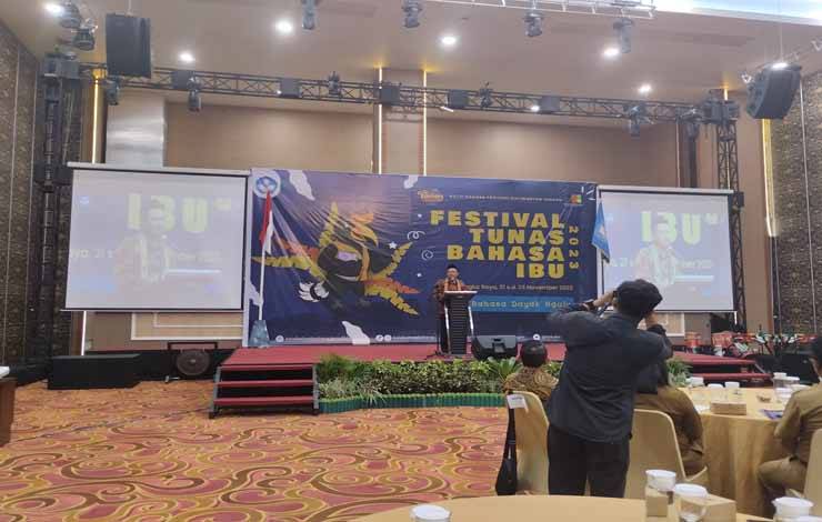 Kepala Balai Bahasa Provinsi Kalimantan Tengah, Muhammad Muis dalam pembukaan FTBI Wilayah III Kalteng di Kota Palangka Raya pada Selasa, 21 November 2023.(FOTO: TESTI PRISCILLA)