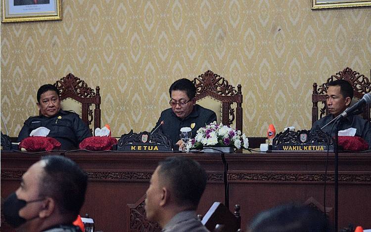 Ketua DPRD Kalteng, Wiyatno (tengah) ketika memimpin rapat paripurna DPRD Kalteng. (FOTO: DONNY D)