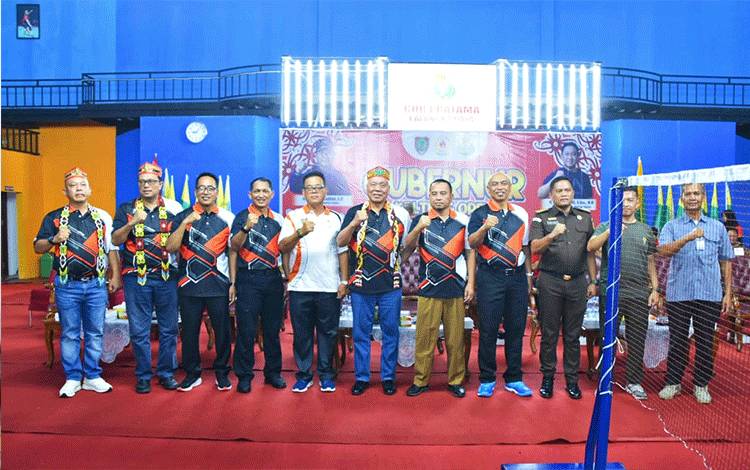 Foto bersama Kejuaraan Bulutangkis Gubernur Kalteng Open yang berlangsung di GOR Pratama, Selasa, 21 November 2023.