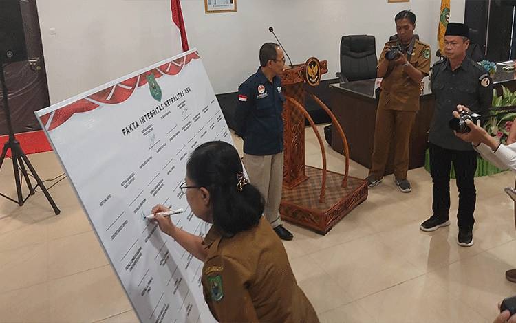 Penandatanganan pakta integritas netralitas pejabat ASN di Kapuas hadapi Pemilu 2024, bertempat di Aula Rujab Bupati Kapuas, Selasa, 21 November 2023. (FOTO: DODI)