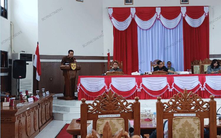 Juru bicara Fraksi Partai Gerakan Karya Bersatu Mambang A Singam saat menyampaikan pandangan fraksinya. (FOTO: RISKA YULYANA)