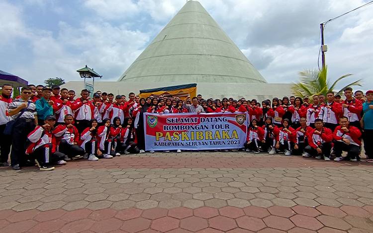 Paskibrakan Kabupaten Seruyan Tahun 2023 dan rombongan foto bersama di depan Museum Monument Yogya Kembali, Selasa, 21 November 2023. (FOTO: FAHRUL)