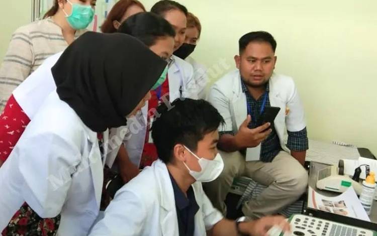 Para dokter terlihat serius mengikuti pelatihan USG dan ANC di Puskesmas Pahandut. (FOTO: Puskesmas Pahandut)