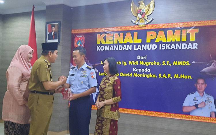 Pj Bupati Kobar Budi Santosa didampingi istri menyerahkan bingkisan kepada Letkol Pnb Ignatius Widi Nugroho dalam kegiatan Kenal Pamit Komandan Lanud Iskandar. (Foto : DANANG)
