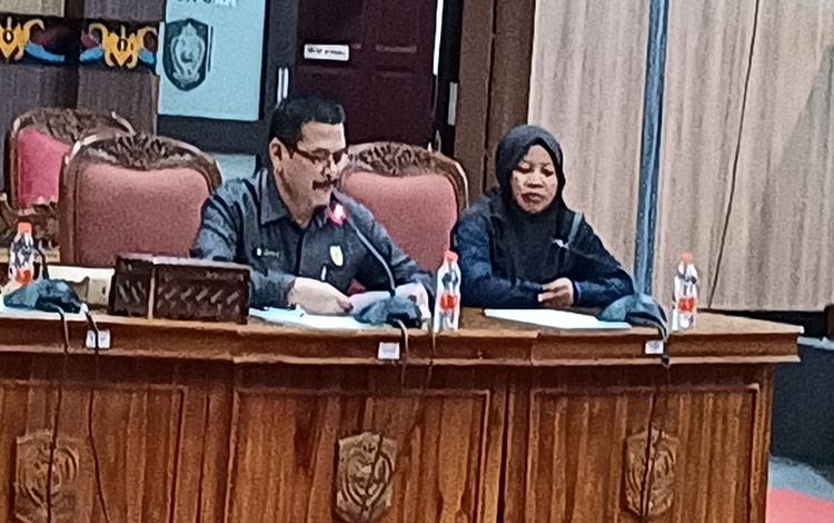Sekretaris Komisi I DPRD Kotim Ardiansyah (kiri) pada rapat kompilasi penyampaian hasil rapat kerja bersama mitra kerja di Ruang Rapat Paripurna, Selasa, 21 November 2023. (FOTO: DEWIP)