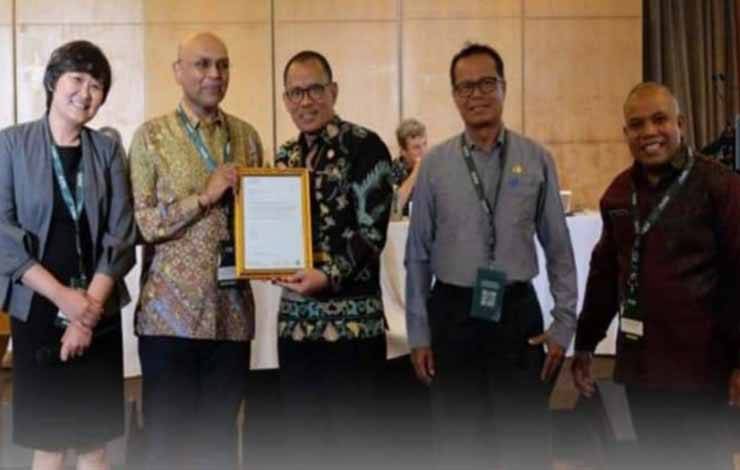 Pj Sekretaris Daerah dr. Bahrun Abbas mewakili Pj Bupati Seruyan menerima penghargaan RSPO (Foto : PROKOM SERUYAN)