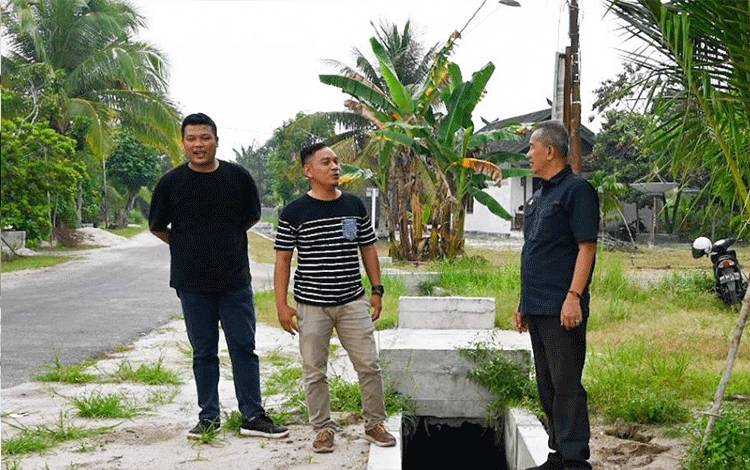 Kepala Dinas PUPR Kota Palangka Raya, Arbert Tombak, meninjau proyek drainase. (FOTO: HUMAS)