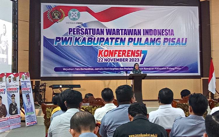 Pj Bupati Pulang Pisau, Nunu Andriani saat memberikan sambutan pada konferensi ke-7 Persatuan Wartawan Indonesia (PWI) Pulang Pisau. Rabu, 22 November 2023. (FOTO: M PRADILA KANDI)