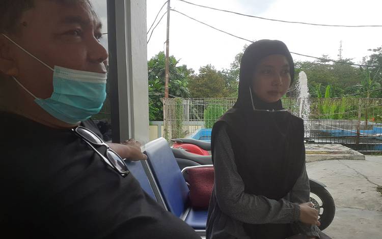 dr Erianto (kiri) mengungkapkan hasil visum karyawan rokok yang ditemukan tewas di Perum BTN Beringin Rindang, Gang Kedondong ke awak media, Rabu, 22 November 2023. (FOTO: NURITA)