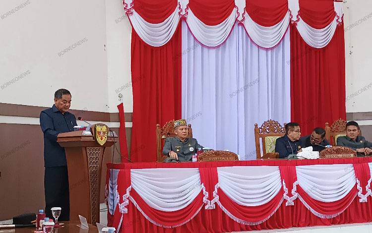 Juru bicara banggar DPRD Gunung Mas Untung Jaya Bangsa saat menyampaikan hasil pembahasan raperda APBD tahun 2024 di rapat paripurna. (FOTO: RISKA YULYANA*
