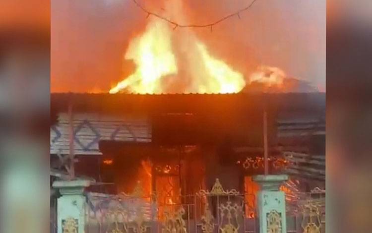 Kebakaran rumah di Jalan Tjilik Riwut, Gang III A RT 12, Kelurahan Selat Dalam, Kecamatan Selat pada Rabu, 22 November 2023. (FOTO: IST)