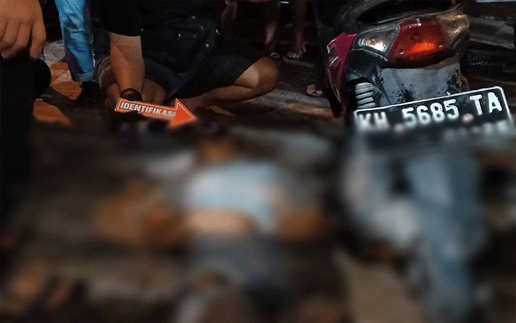 Seorang pria ditemukan meningggal di depan Warung Makan Putri Karindang (Foto : Pathur)