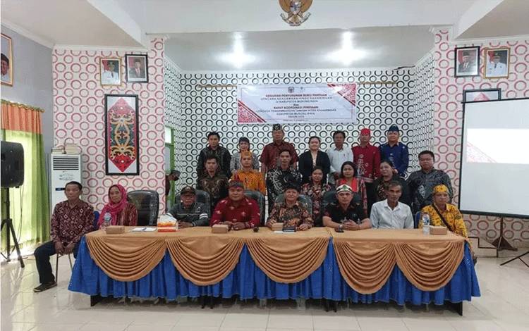 Foto bersama peserta penyusunan buku panduan upacara keagaman Hindu Kaharingan Kabupaten Mura.