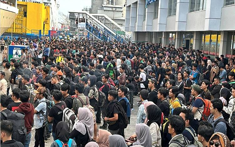 Ribuan Massa HMI saat berada di area Pelabuhan Makassar. (Foto : ISTIMEWA)