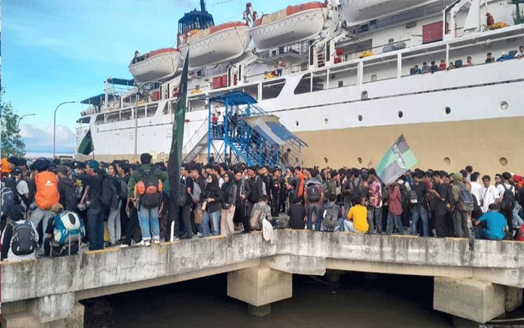 Ribuan Massa HMI Peserta Kongres PB HMI ke 32 Pontianak tiba di Pelabuhan Kumai.