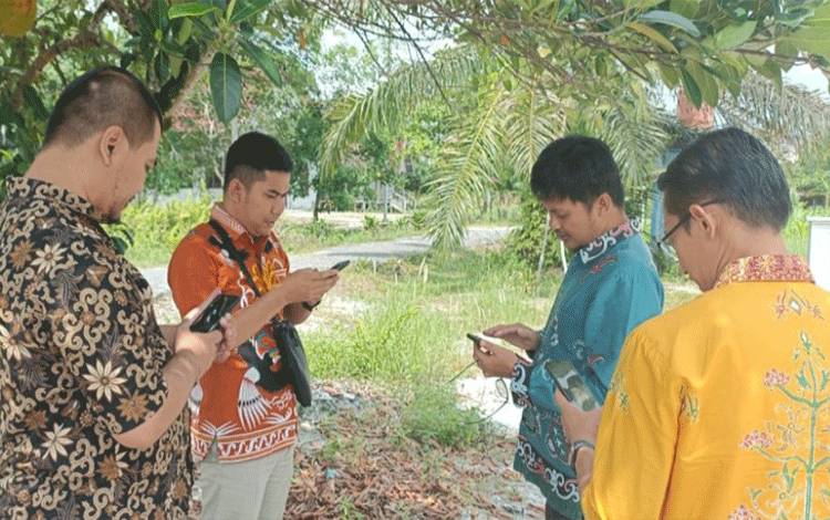 Pegawai Diskominfo Palangka Raya saat validasi area blank spot jaringan internet dan GSM. (FOTO: MC)