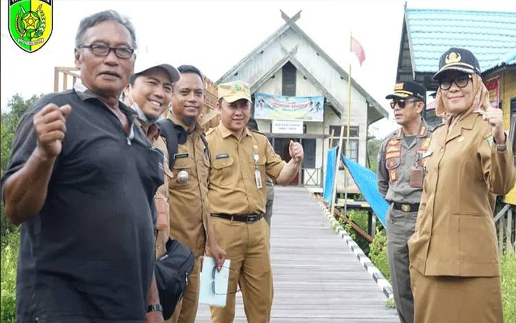 Pj Wali Kota Palangka Raya, Hera Nugrahayu saat kunjungan ke Kelurahan Danau Tundai. (FOTO: HUMAS)