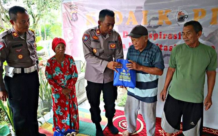 Kasat Binmas Polres Pulang Pisau, Iptu Laseer Kristopor saat memberikan sembako untuk Masyarakat yang membutuhkan. Jum'at, 24 November 2023. (FOTO : M PRADILA KANDI)
