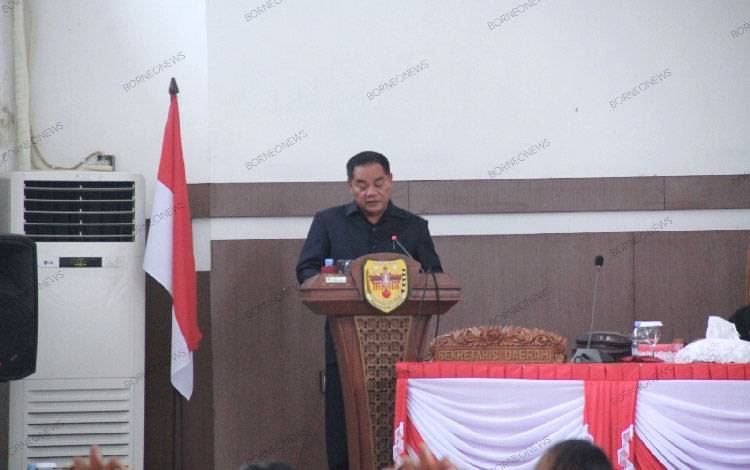 Juru bicara banngar DPRD Gunung Mas Untung Jaya Bangas saat mengikuti rapat paripurna. (FOTO: IST)