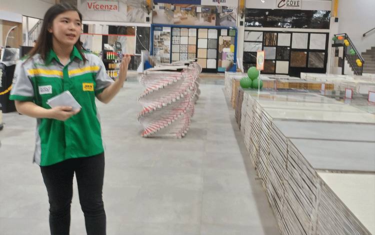 Direktur Operasional KJ Mega Store Ovelia Windyawati sedang menjelaskan berbagai produk di supermarket bahan bangunan, Jumat, 24 November 2023. (FOTO: DEWIP)