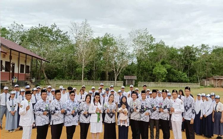 Sejumlah guru berfoto dengan siswa saat peringatan hari guru nasional di SMPN 1 Suling Tambun, Sabtu, 25 November 2023. (FOTO: IST)