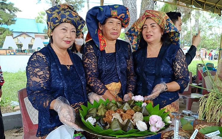 Tim Kecamatan Dusun Tengah dengan Kenta hasil karya mereka pada Lomba Mengenta Festival Keang 2 di RTH Taman Nansarunai Tamiang Layang Kabupaten Barito Timur. (FOTO: BOLE MALO)