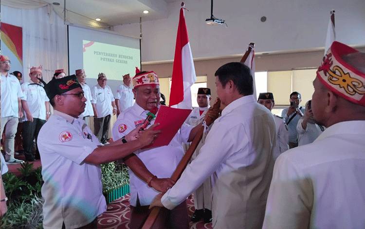 Ketua Dewan Pembina Gekira Hashim S Djojohadikusumo saat menyerahkan bendera Gekira kepada Ketua Gekira Kalteng Christian Sancho (Foto : Pathur)