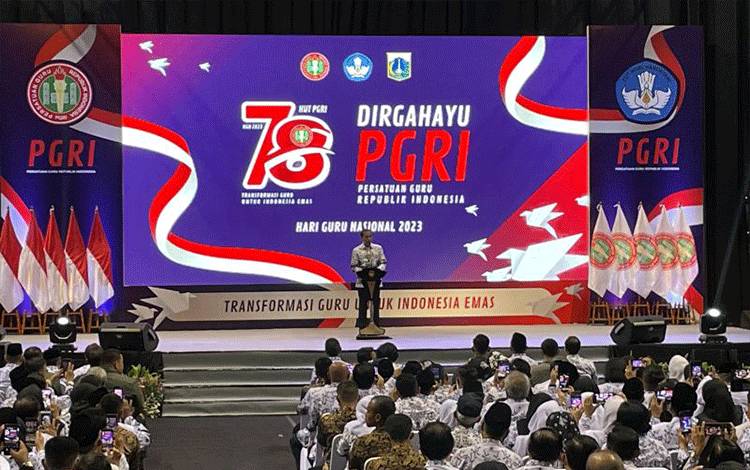 Presiden Joko Widodo menyampaikan sambutan dalam acara Peringatan HUT ke-78 Persatuan Guru Republik Indonesia (PGRI) dan Hari Guru Nasional (HGN) Tahun 2023 di Jakarta, Sabtu (25/11/2023). (ANTARA/Yashinta Difa)