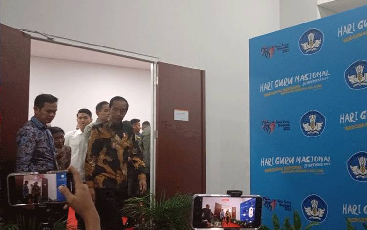 Presiden Joko Widodo saat akan memberikan keterangan kepada wartawan, di Indonesia Arena, Jakarta, Sabtu (25/11/2023). ANTARA/Rangga Pandu Asmara Jingga