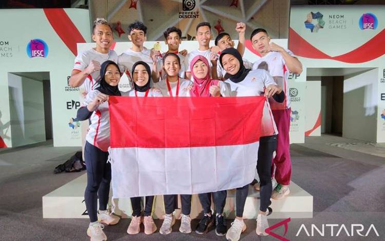 Para kontingen Indonesia saat berada di ajang Neom IFSC Master 2023 yang berlangsung di Arab Saudi, Jumat (24/11/2023). (ANTARA/HO-FPTI)
