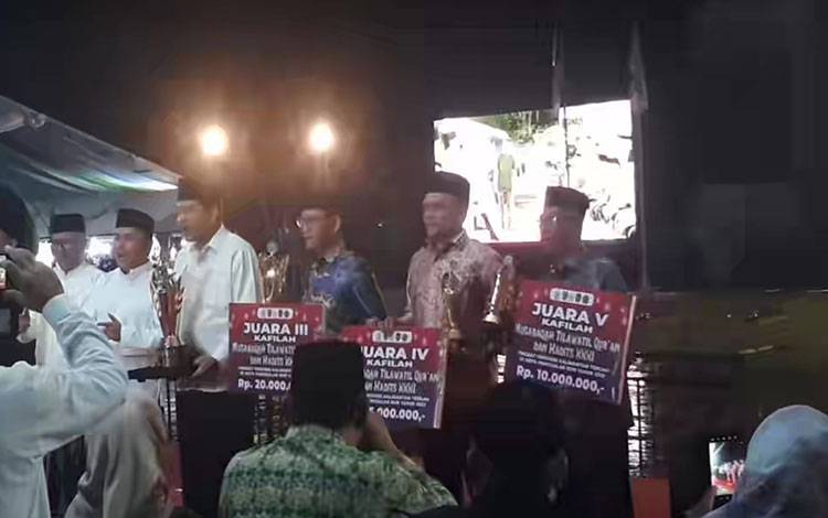 Pimpinan Kafilah Kabupaten Kapuas, H Asyhadi usai menerima secara simbolis hadiah pada MTQH ke XXXI Tingkat Provinsi Kalteng. (FOTO: IST)