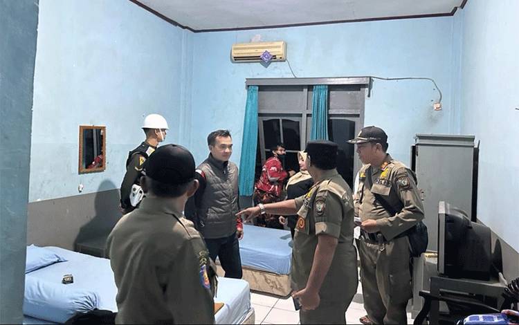 Petugas Satpol PP Kotim saat merazia salah satu kamar hotel yang ada di Kota Sampit. (FOTO: IST)