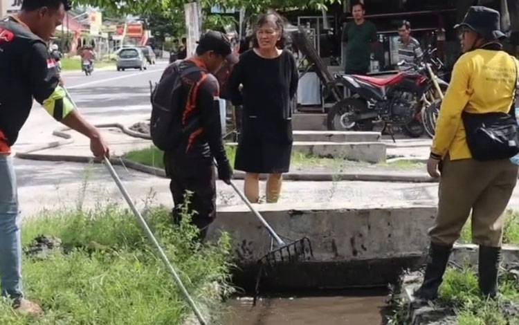  Tim gabungan saat membersihkan drainase tersumbat di Jalan Sethadji. (Foto : Pathur)