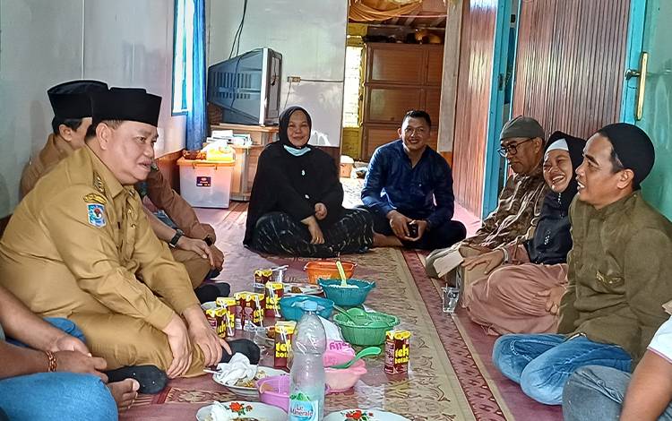 Bupati Kotawaringin Timur Halikinnor mengunjungi rumah duka almarhum Surajiya di Kecamatan Kota Besi, Selasa, 28 November 2023. (FOTO: DEWIP)
