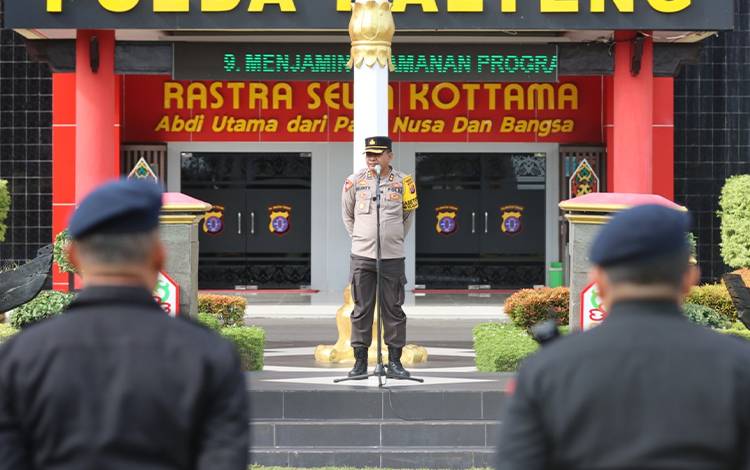 Kabagbinops Roops Polda Kalteng AKBP Murty saat memimpin apel pengecekan personel Pam tahapan kampanye. (FOTO: Bidhumas Polda Kalteng)