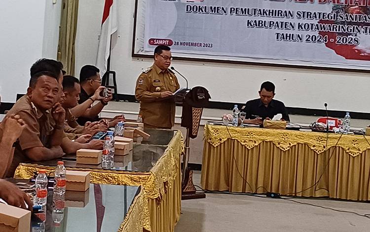 Bupati Kotawaringin Timur Halikinnor saat membuka konsultasi publik di Aula Sei Mentaya Bappelitbangda, Selasa, 28 November 2023. (FOTO: DEWIP)