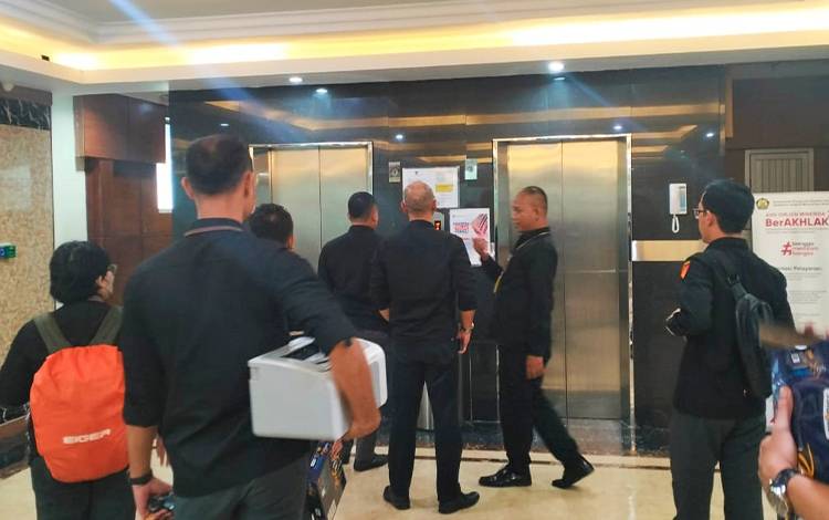 Tim Penyidik Kejati Kalteng membawa berkas-berkas usai penggeledahan, Selasa, 28 November 2023. (FOTO: Penkum Kejati Kalteng)