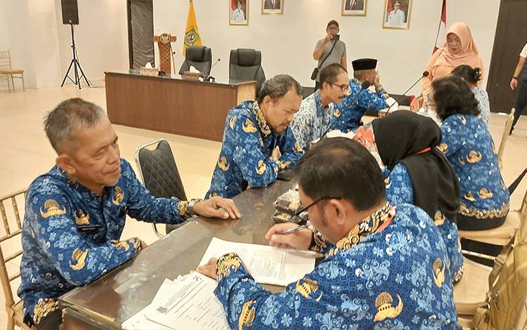 Suasana saat screening sebelum pelaksanaan tes urine bagi pejabat di lingkup Pemkab Kapuas pada Rabu, 29 November 2023. (FOTO: DODI)