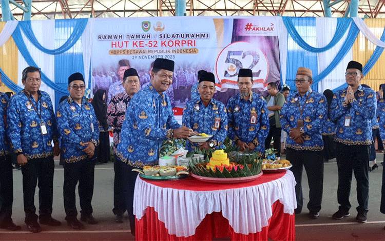 Pj Bupati Seruyan Djainuddin Noor potong tumpeng pada Hari Ulang Tahun Ke-52 KORPRI Tahun 2023 (Foto : PROKOM SERUAN)