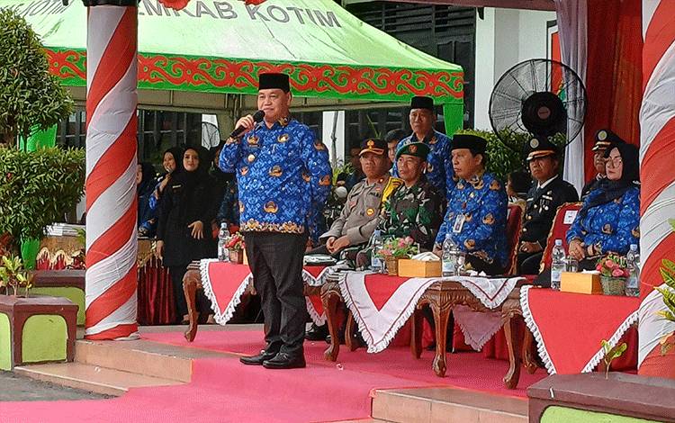 Bupati Kotawaringin Timur Halikinnor saat upacara peringatan HUT ke-52 Korpri di Halaman Kantor Bupati, Rabu, 29 November 2023. (FOTO: DEWIP)