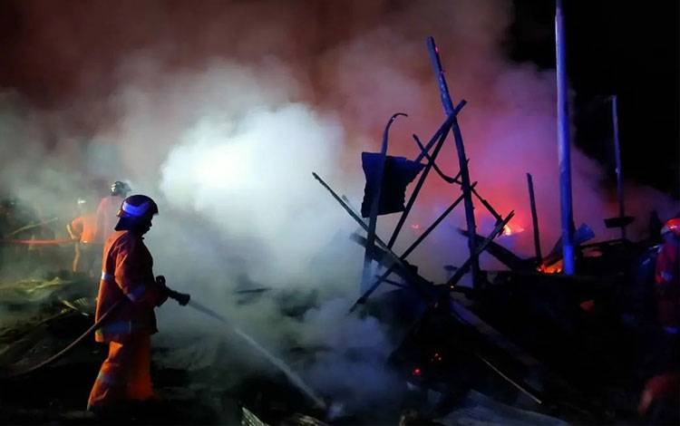 Regu 2 DPKP Palangka Raya saat berupaya memadamkan api di Jalan Trans Kalimantan Palangka Raya Bukit Rawi (Foto : Pathur)